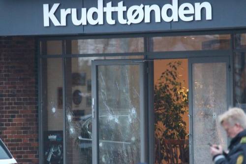Il vetro forato dai proiettili del cafè di Copenaghen
