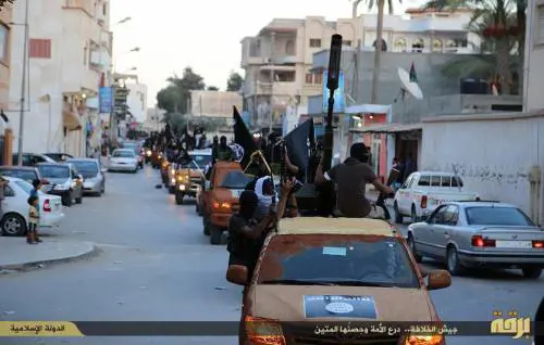 Un corteo di uomini dello Stato islamico nella Cirenaica