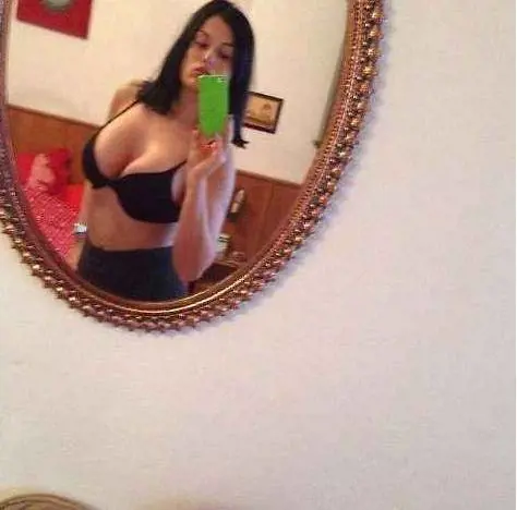 Il blitz hot di Sara Tommasi durante Sanremo