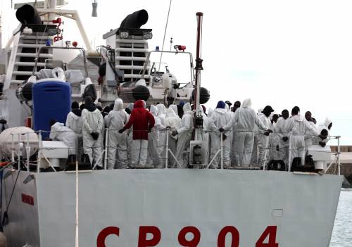 Marinai soccorrono 2.100 immigrati in mare: gli scafisti li minacciano coi mitra