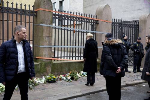 Il premier danese rende omaggio alle vittime