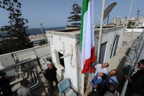 Ammainato il Tricolore all'ambasciata italiana di Tripoli