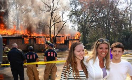Donna brucia la propria casa e si scatta una foto insieme con i due figli