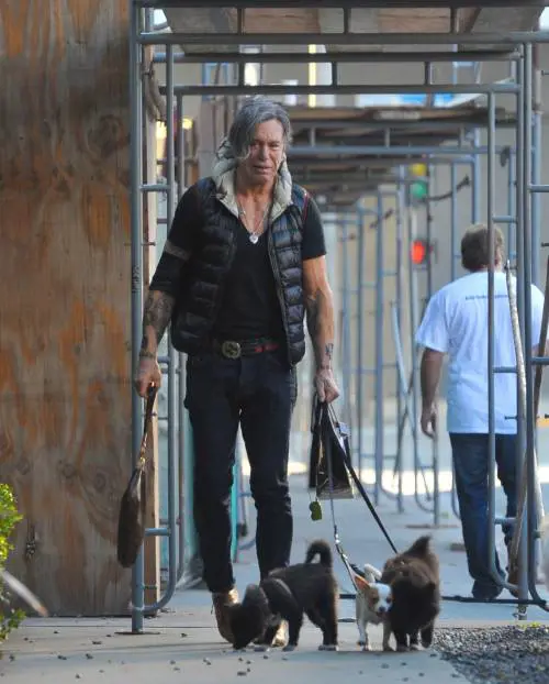Mickey Rourke piange per le strade di Los Angeles
