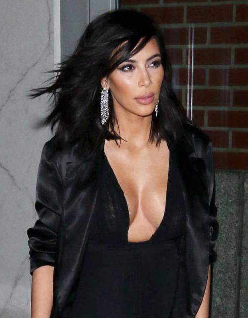 Kim Kardashian sexy: è quasi fuori di seno