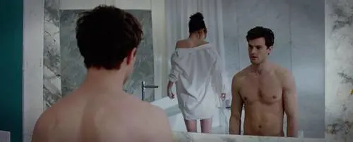 Caos durante le proiezioni di "50 sfumature di grigio": ci si masturba e ci si benda