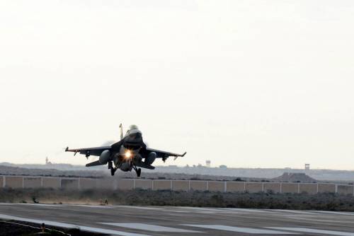 Raid aereo dell'Egitto contro le postazioni dell'Isis in Libia