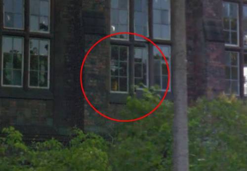 Google street cattura l'immagine di un bambino fantasma in un orfanotrofio abbandonato