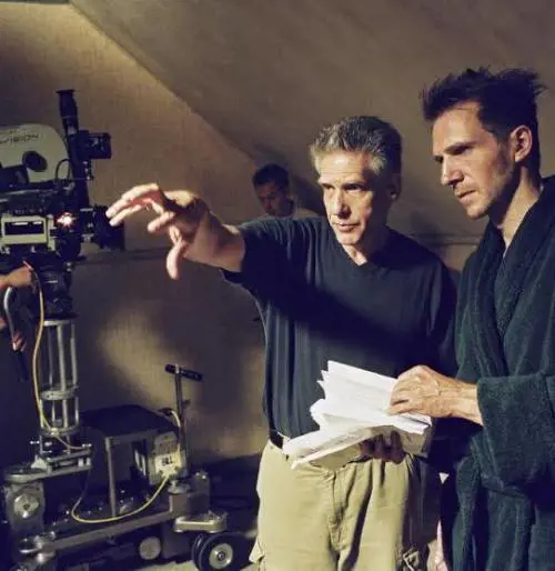 Le follie dell'artista radical-chic diventano un romanzo folle