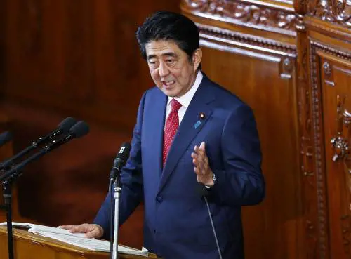 Shinzo Abe fotografato in parlamento