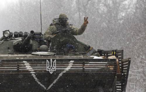 Ucraina, nelle strade di Debaltseve si continua a combattere