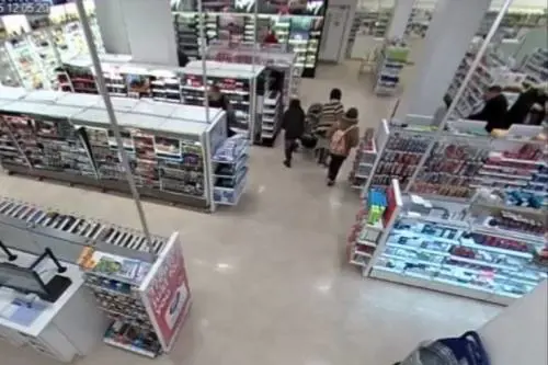 Donna tenta di strangolare un bambino in un negozio e fugge