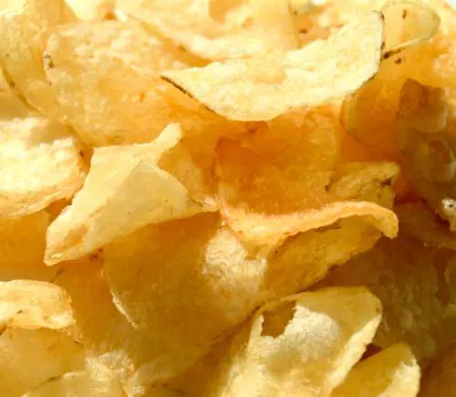 Lui mangia le patatine fritte, la compagna lo accoltella