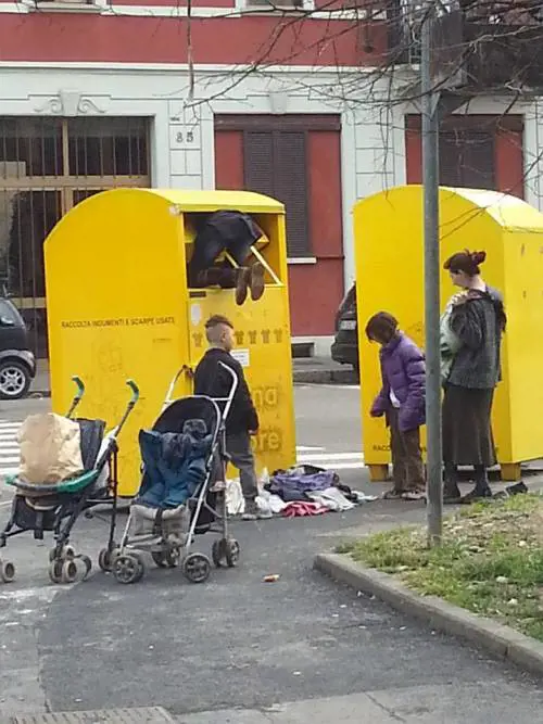 Così i rom frugano nei cassonetti gialli