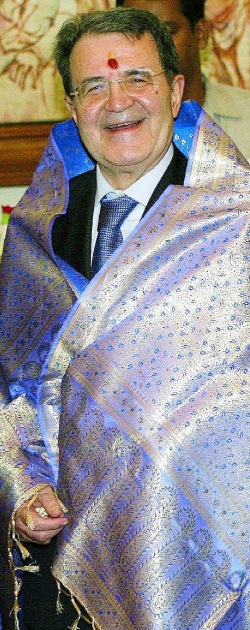 L'ex presidente del Consiglio Romano Prodi in abiti indiani