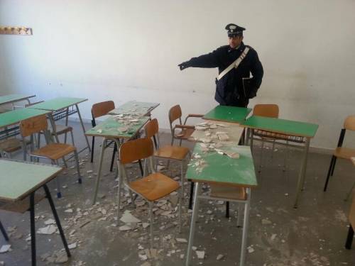 Pescara, crolla soffitto di una scuola: feriti due studenti