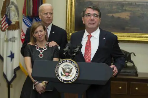 I massaggi di Biden alla moglie del ministro