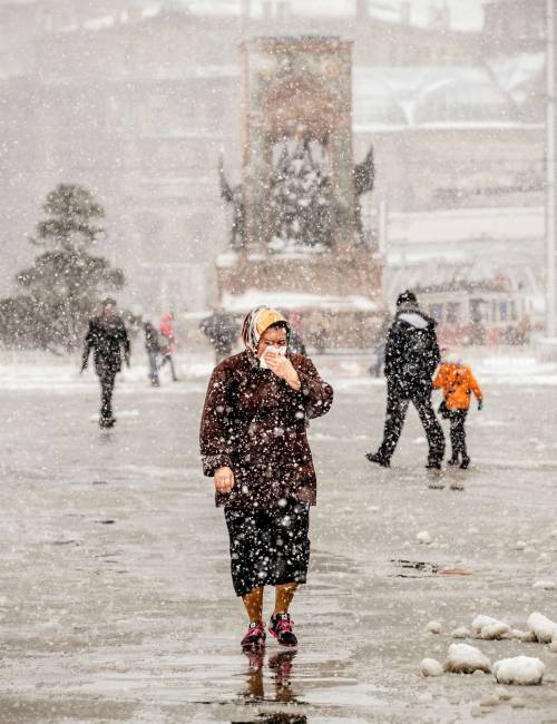 La neve imbianca Istanbul