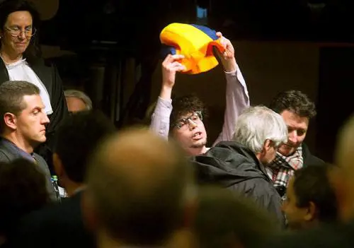 Un momento della contestazione a Renzi