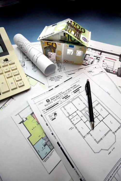 Case vecchie a rischio crollo Caos certificato di stabilità