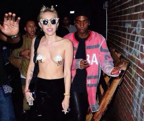 Supertrasparenze per Miley Cyrus al party