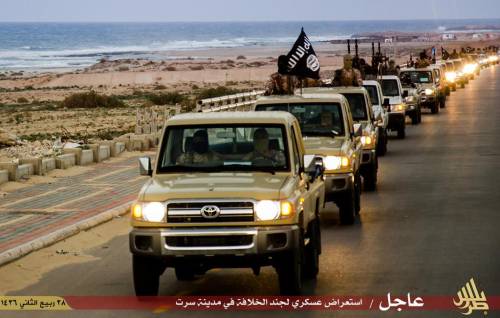 L'Isis sfila a Sirte: ecco la parata in pieno giorno