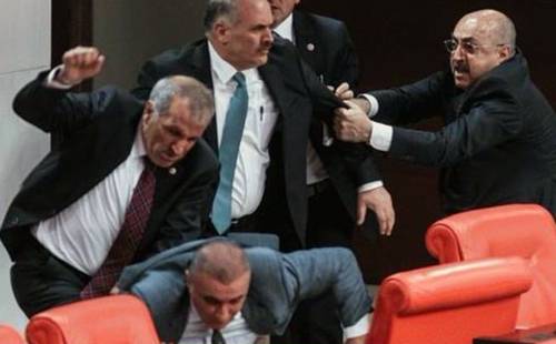 Turchia, scontri in parlamento