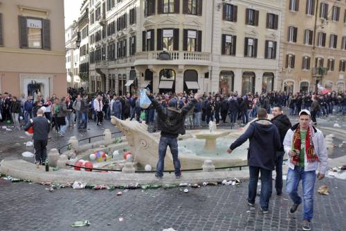 Europa League, ancora scontri: fumogeni e cariche della polizia in Piazza di Spagna a Roma