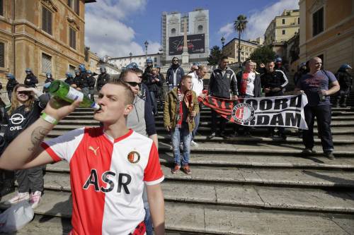 I tifosi del Feyenoord assaltano piazza di Spagna