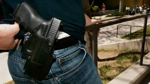 Avvocato con la pistola, allontanato dal processo