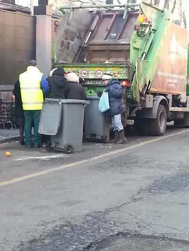 E le italiane fanno la spesa frugando nella spazzatura