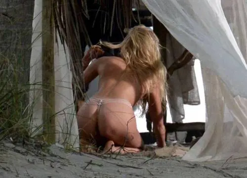 Elsa Hosk paparazzata senza veli