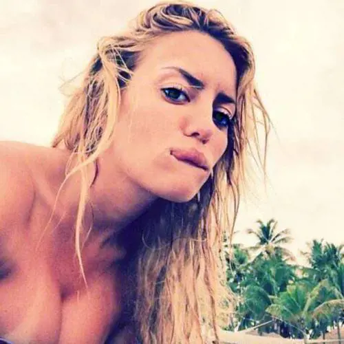 Elena Morali e le foto bollenti in bikini