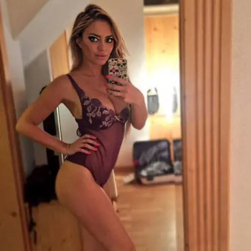 Elena Morali: ecco le foto bollenti in bikini