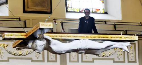 Pete Doherty "crocifisso" in una chiesa londinese