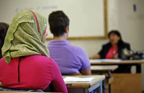 Il preside anti-velo si arrende: ritirata la circolare contro l’hijab