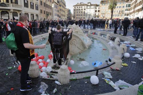 Gli hooligans: "Com'è bello fare pipì in Piazza di Spagna"