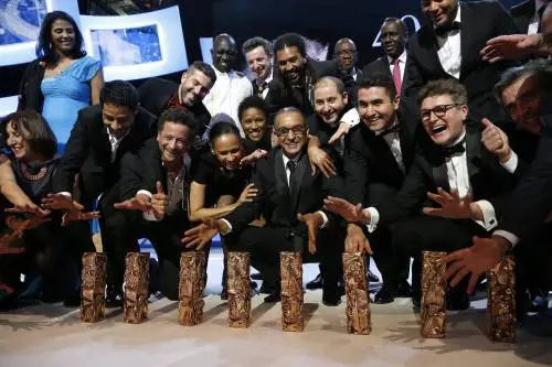 Abderrahmane Sissako posa con il cast e la troupe di Timbuktu ai Cesar