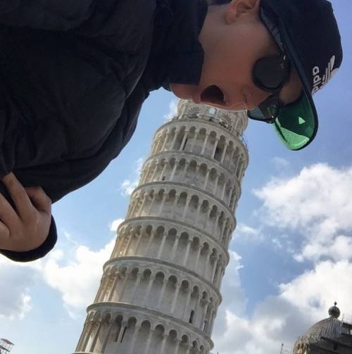 Scandalosa Katy Perry: foto con la Torre di Pisa