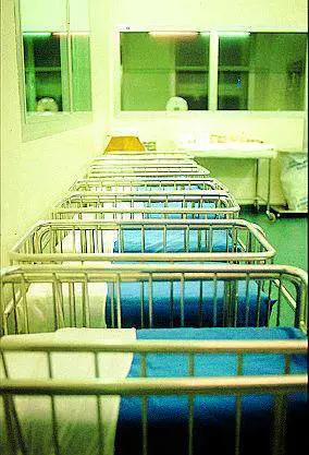 Tenta la corsa in ospedale ma partorisce in taxi