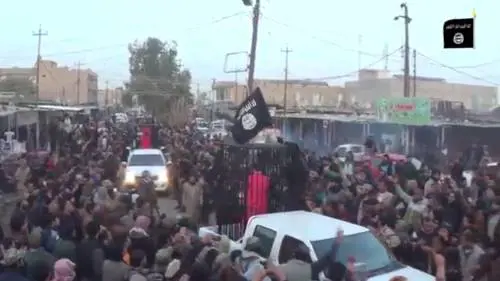 21 peshmerga curdi nelle gabbie. L'oscena parata dell'Isis in Iraq