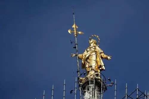 Pisapia mette il burqa pure alla Madonnina