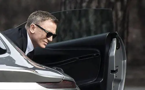 Roma, James Bond tradito dai sampietrini