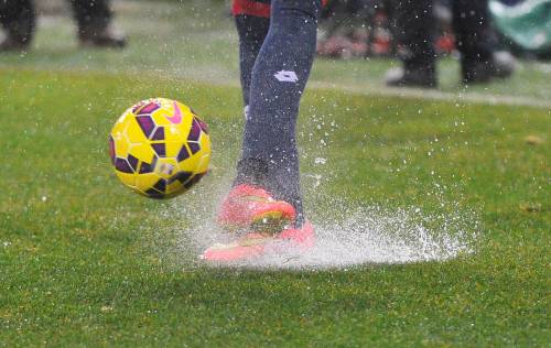 Marassi è una piscina: il derby scivola sui teloni