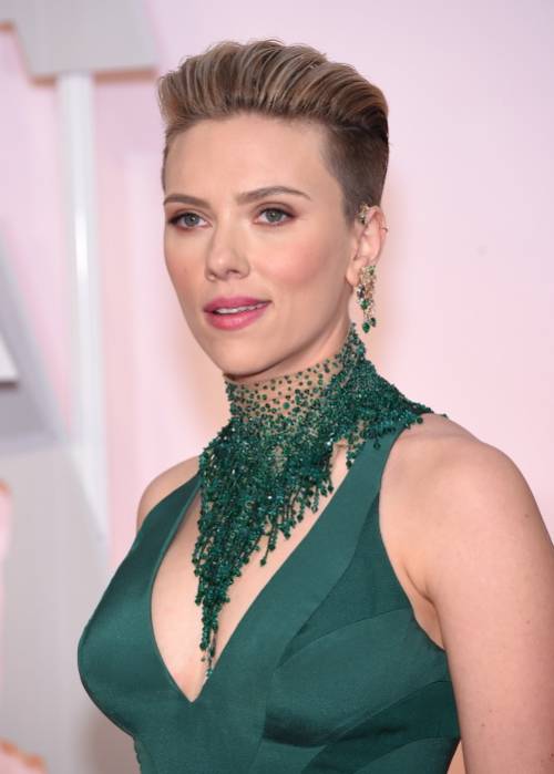 Oscar, Scarlett Johansson sfoggia il look rasato