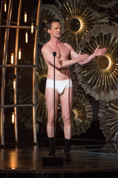 Il conduttore degli Oscar sale sul palco in mutande