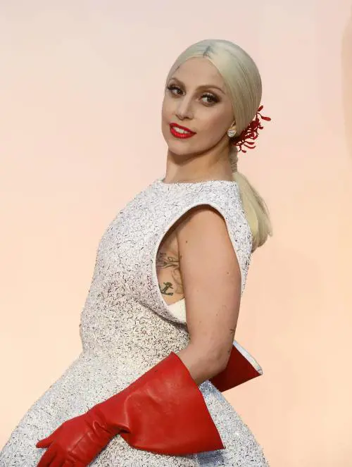 Lady Gaga agli Oscar coi guanti rossi
