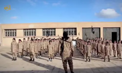 Isis, bambini di 5 anni ​reclutati e addestrati 