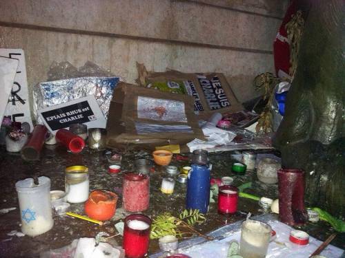 Il memoriale per le vittime di Charlie Hebdo danneggiato