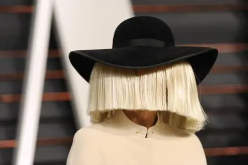 Il look stravagante di Sia al party di Vanity Fair